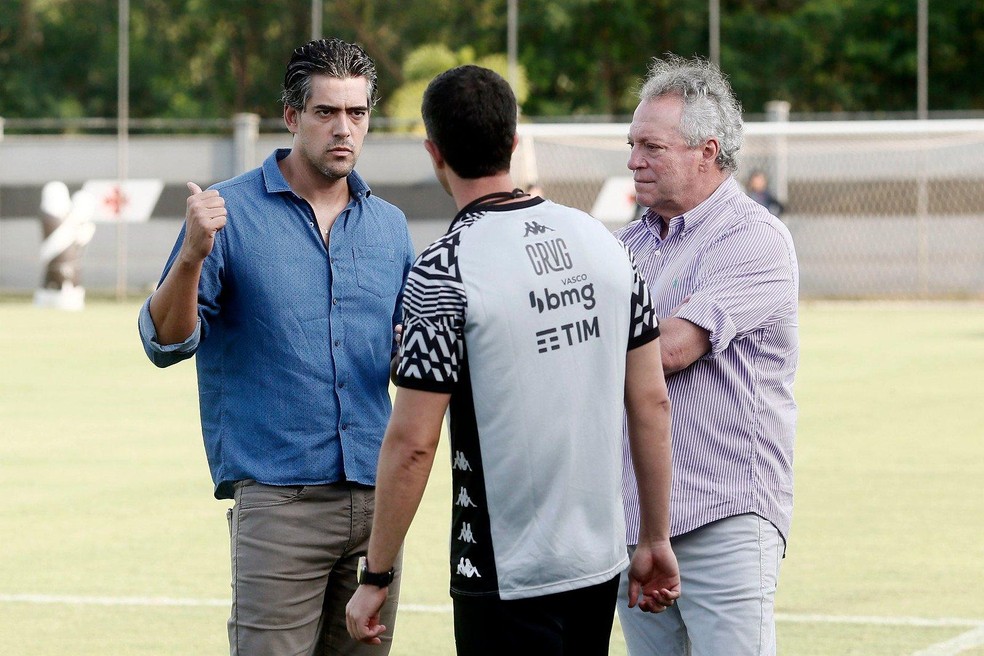 Paulo Bracks, o executiuvo, e Abel Braga, o coordenador, conversam com Maurício Barbieri — Foto: Daniel Ramalho - Vasco 