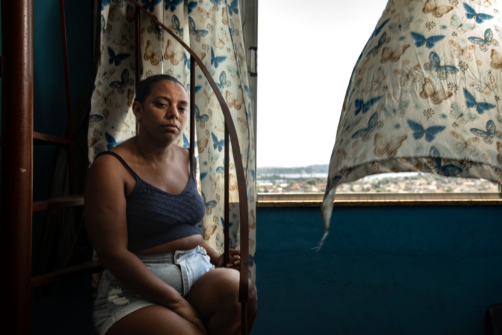 Liliane de Castro, de 30 anos, tem filhos de 8 e 13 anos e trabalha informalmente fazendo faxina — Foto: Ana Branco / Agência O Globo