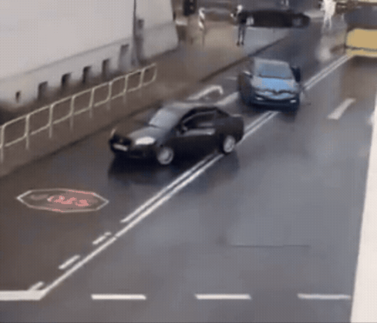 Homem é arrastado por carro ao tentar arrancar chave de motorista suspeito de embriaguez