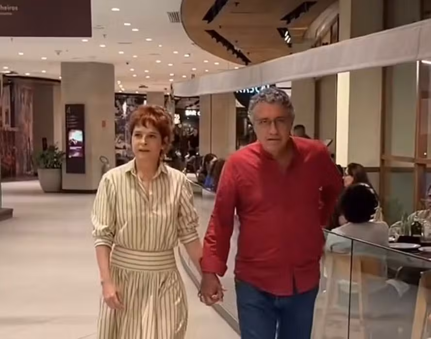 Drica Moraes circula de mãos dadas com marido após reatar casamento