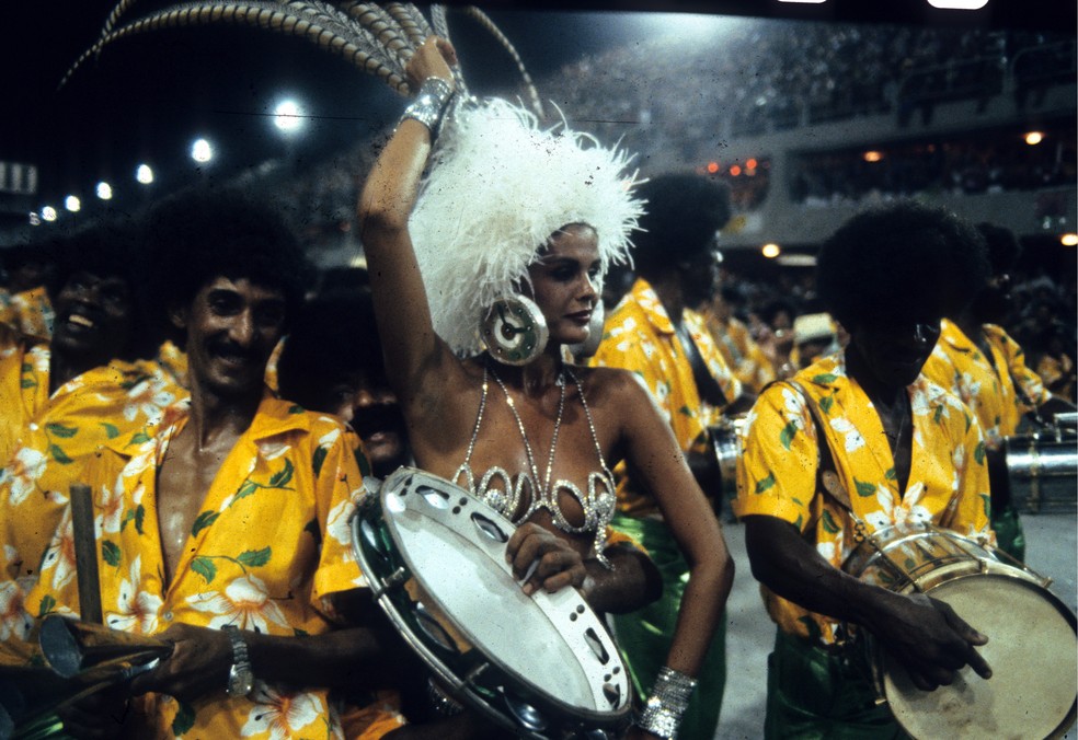 1984: Pela Mocidade Independente de Padre Miguel, Monique Evans foi a primeira celebridade no posto de rainha de bateria — Foto: Hipólito Pereira / Agência O Globo