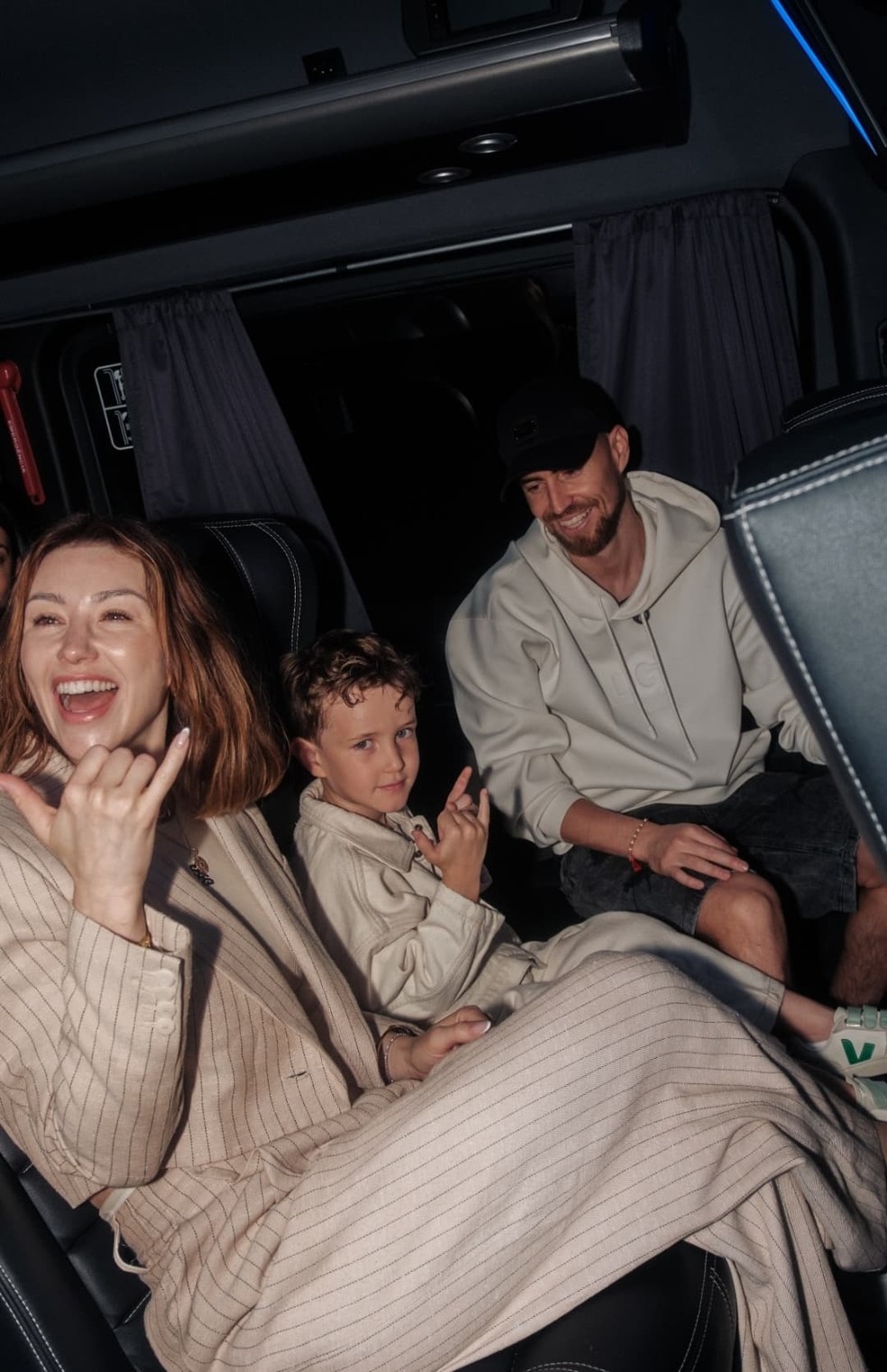 Jorginho chega ao Rio junto da esposa e do filho  Foto: Reproduo