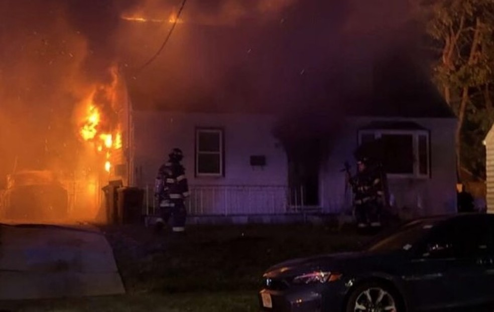 Incêndio na noite do Halloween em casa em Nova Jersey (EUA) mata família de cinco pessoas — Foto: Reprodução/Instagram(Paterson Fire Dept.)