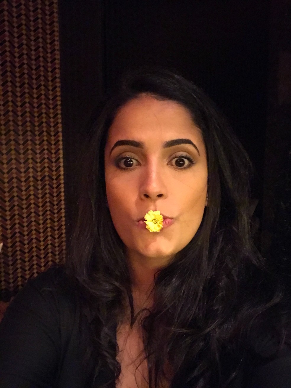 Viúva de Erasmo Carlos, Fernanda Esteves posa com flor na boca em meio a briga com herdeiros do cantor — Foto: Reprodução/Instagram