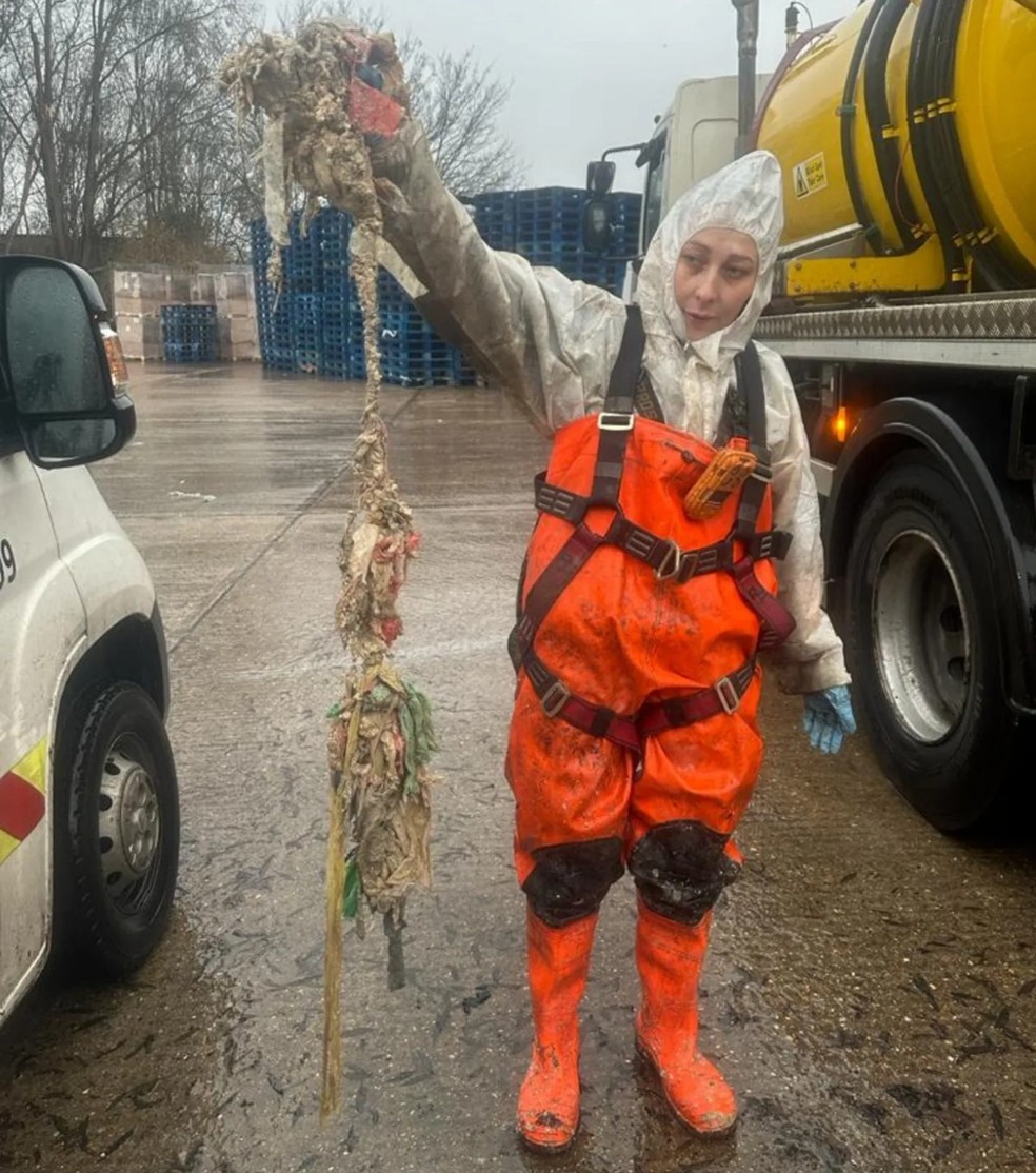 Hoje, Sarah limpa tanques industriais de gordura, remove cocô de pássaros de telhados, levanta tampas de bueiros e dirige diferentes tipos de veículos — Foto: Reprodução