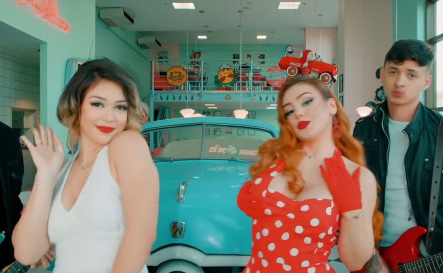 Melody e a irm&atilde; Bella Angel lan&ccedil;am vers&atilde;o 'proibidona' de 'Est&uacute;pido cupido' e s&atilde;o criticadas