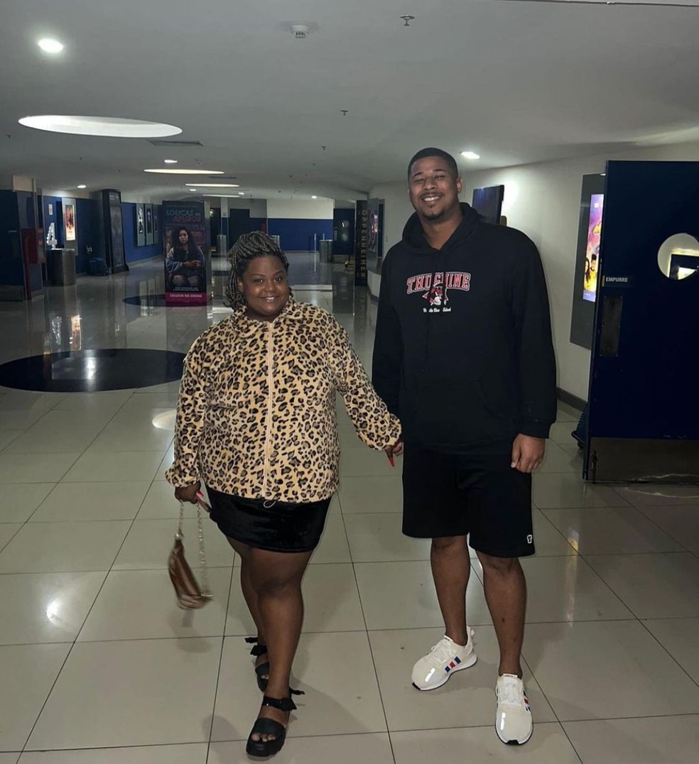 MC Carol posa com o novo namorado, jogador de handeboll &mdash; Foto: Instagram