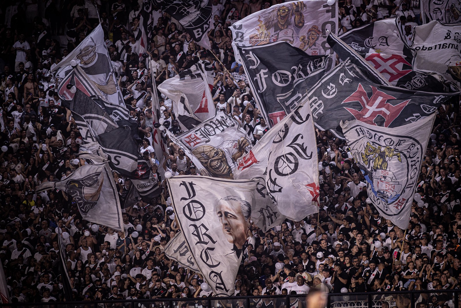 Torcidas do Vasco protestam e pedem público zero em São Januário