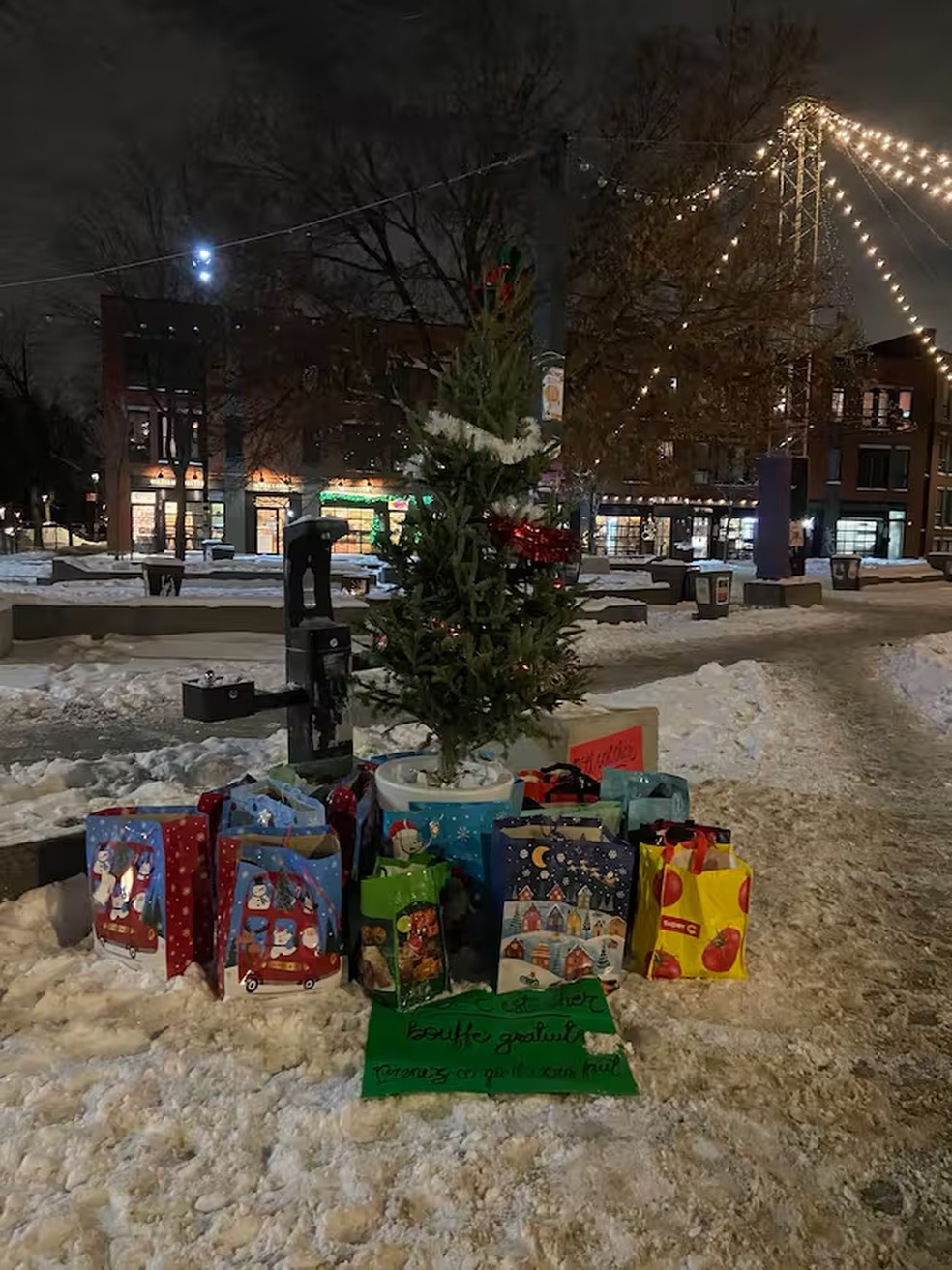 photo16a202c39-b7a5-4efd-80f6-48348565d5a3-original Gangue de elfos comandada por três Papais Noéis assalta supermercado