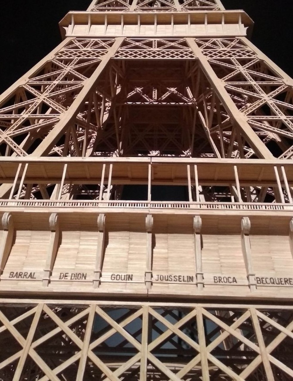 Francês construiu réplica da Torre Eiffel em oito anos, com 7,19m de altura: sem o recorde — Foto: Reprodução/Facebook(Richard Plaud)
