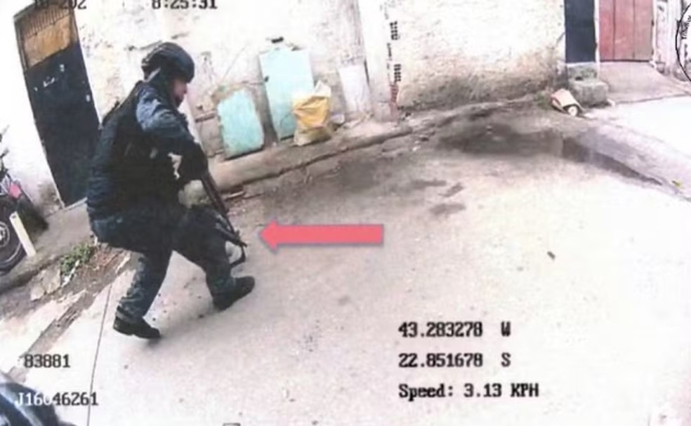 Imagem da câmera corporal mostra policial do Batalhão de Choque pegando o fuzil no meio da rua — Foto: Reprodução/ Fantástico, TV Globo