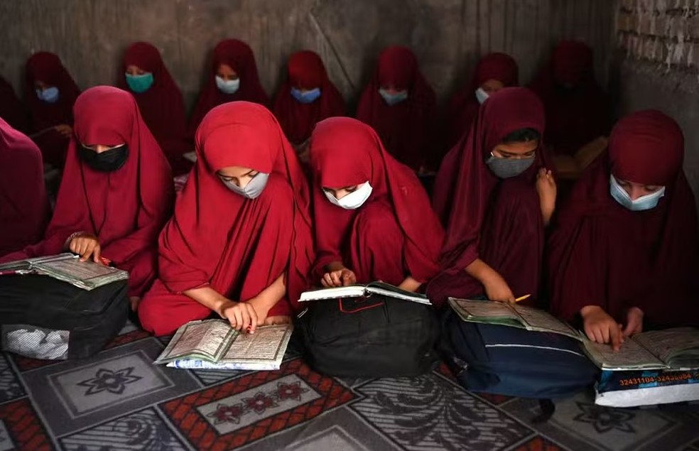 Meninas afegãs leem o Alcorão em escola islâmica em Kandahar — Foto: AFP