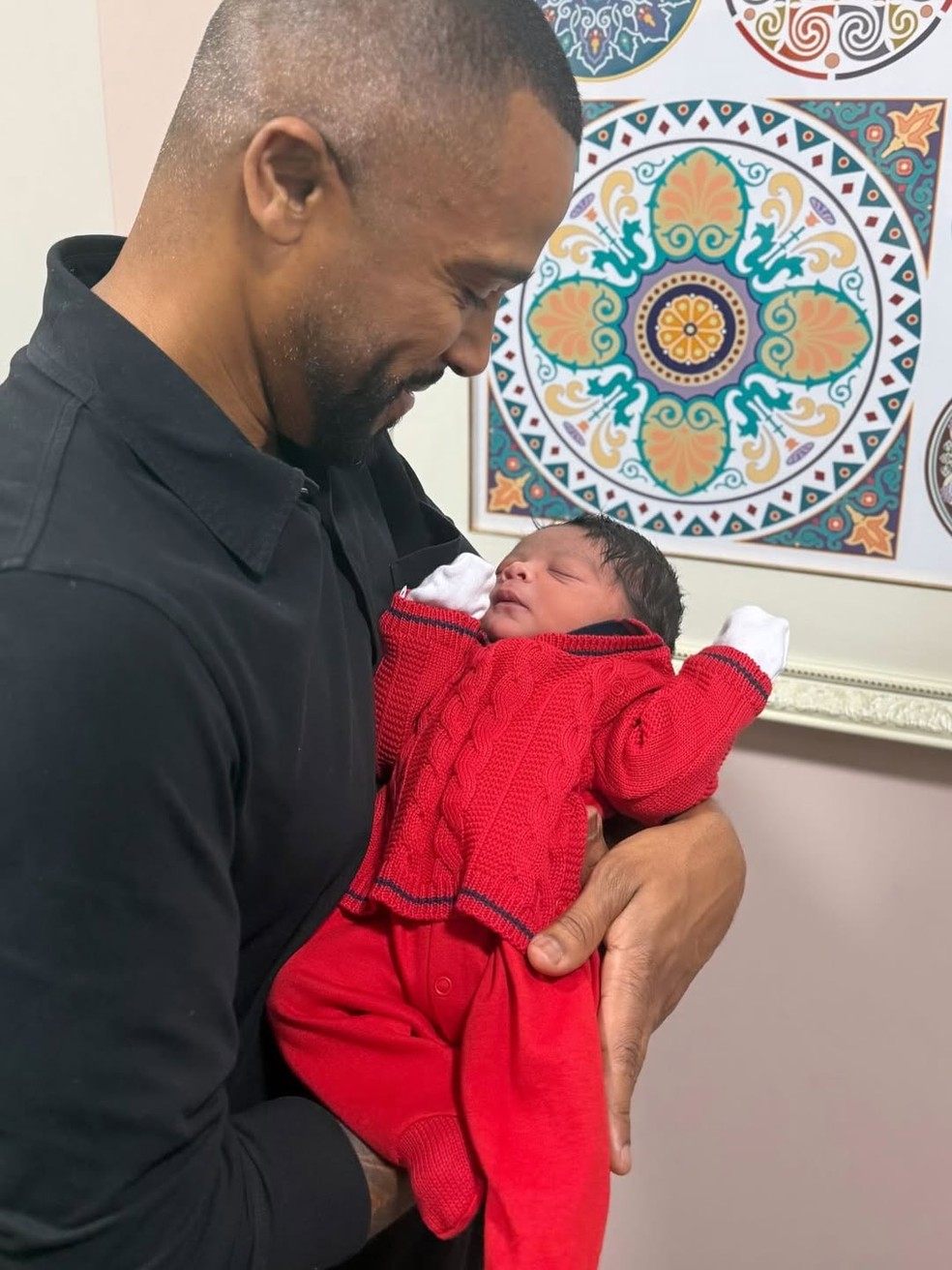 Alexandre Pires com o neto, Ravi — Foto: Reprodução/Instagram