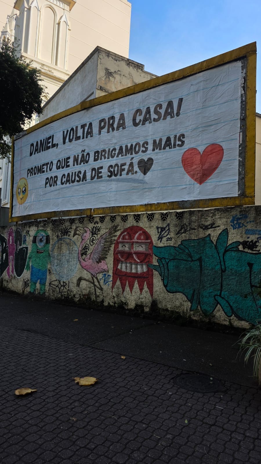 Descubra quem é o Daniel que saiu de casa após uma briga por causa do sofá e recebeu bilhete em outdoors no Rio