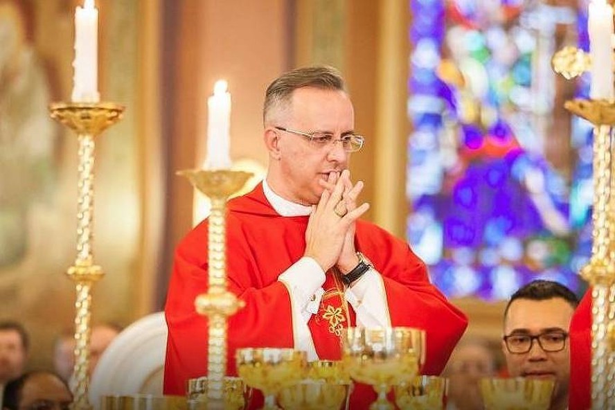 Pedro Leandro Ricardo durante uma missa, quando ainda era padre: ele foi expulso da Igreja em 2022