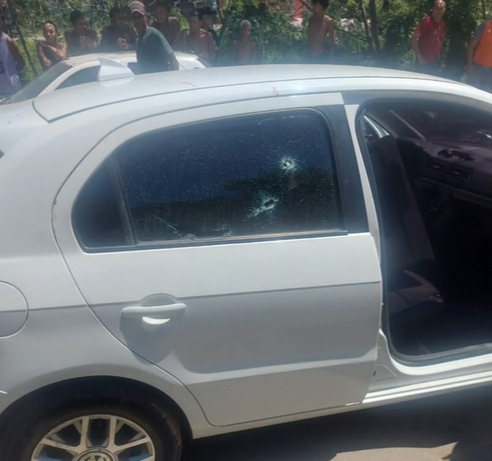 Marcas de tiros no carro da v&iacute;tima &mdash; Foto: Reprodu&ccedil;&atilde;o