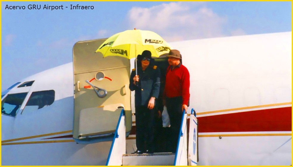 Michael Jackson em visita ao Brasil em 1993 e o guarda-sol de R$ 1,5 milhão — Foto: Arquivo Infraero Guarulhos