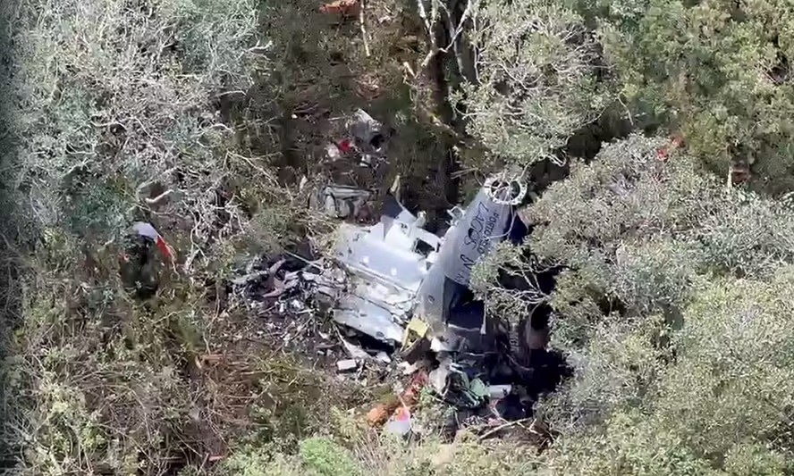 Veja imagens dos destroços de helicóptero que cantor Rick e outros quatro estavam a bordo: 'Área de difícil acesso', diz corporação