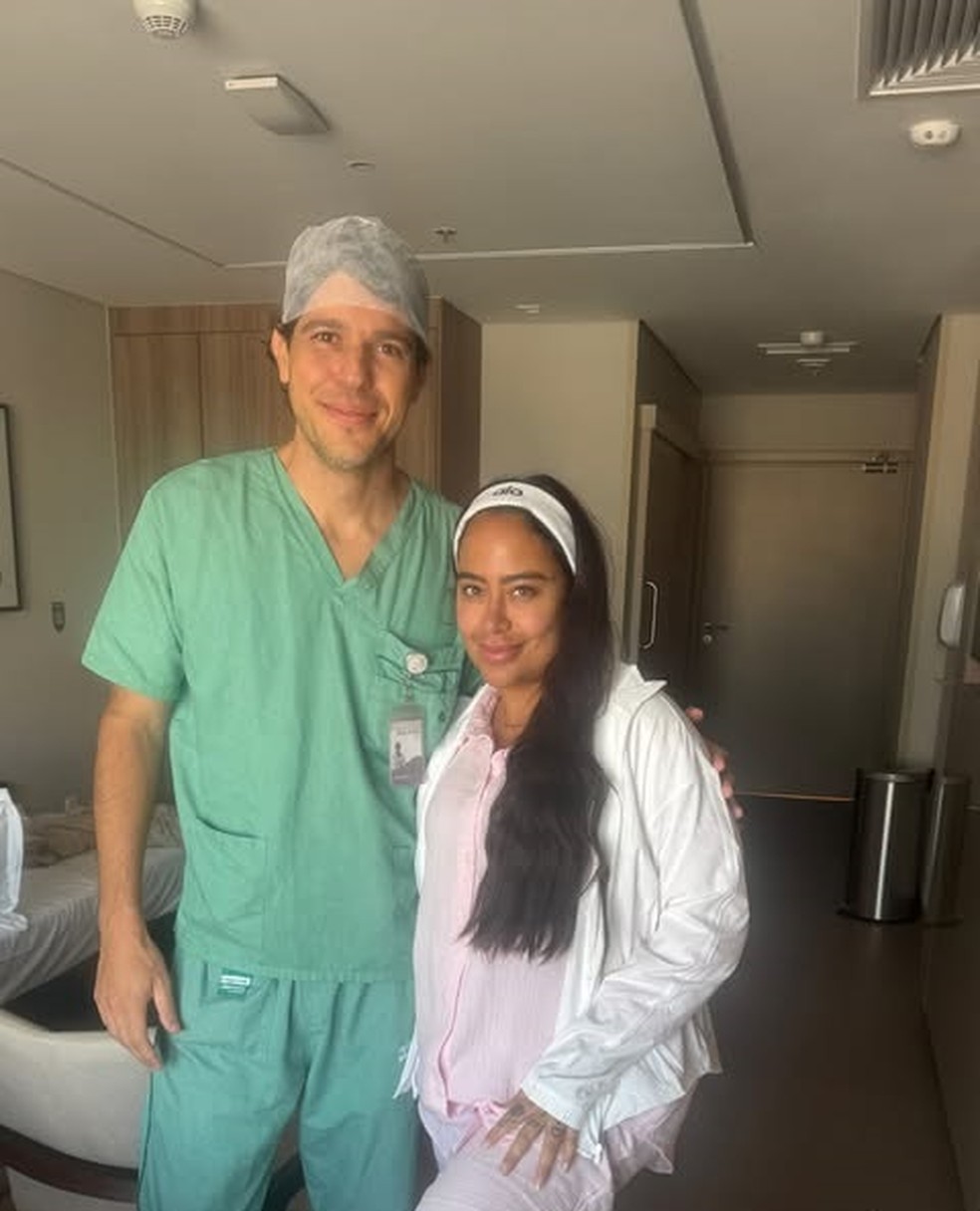 Médico posta com Rafaella Santos antes da alta de hospital — Foto: reprodução/ instagram