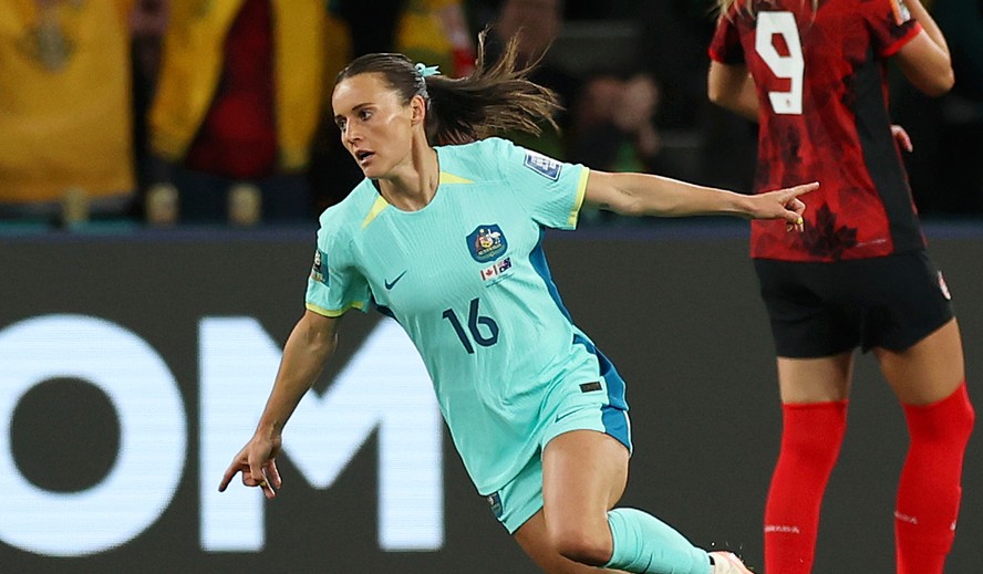 Autora de gols da Austrália, Raso usa laço no cabelo que virou tema de ...