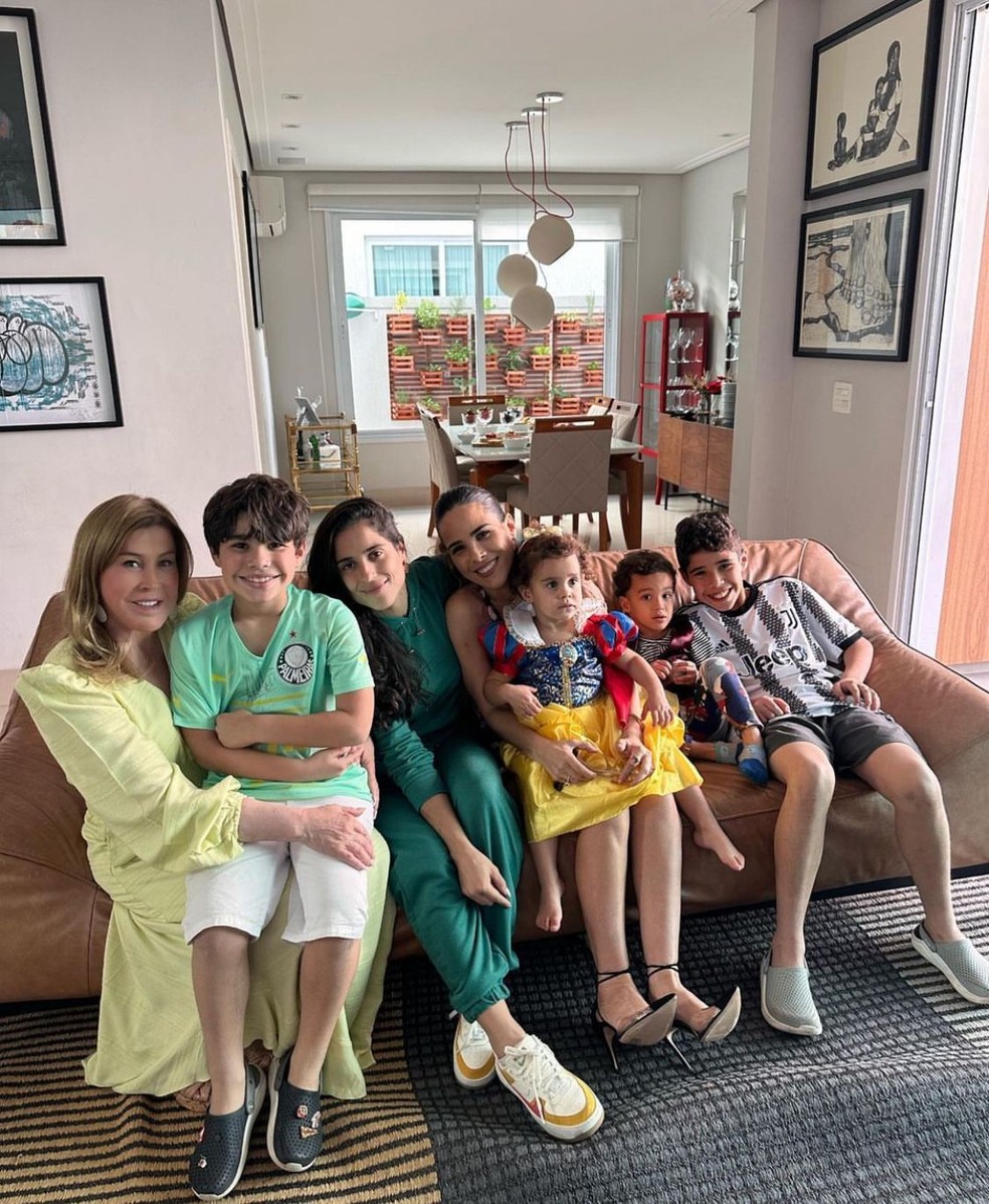 Zilu festeja aniversário de 65 anos com filhos e namorado no Brasil — Foto: Instagram