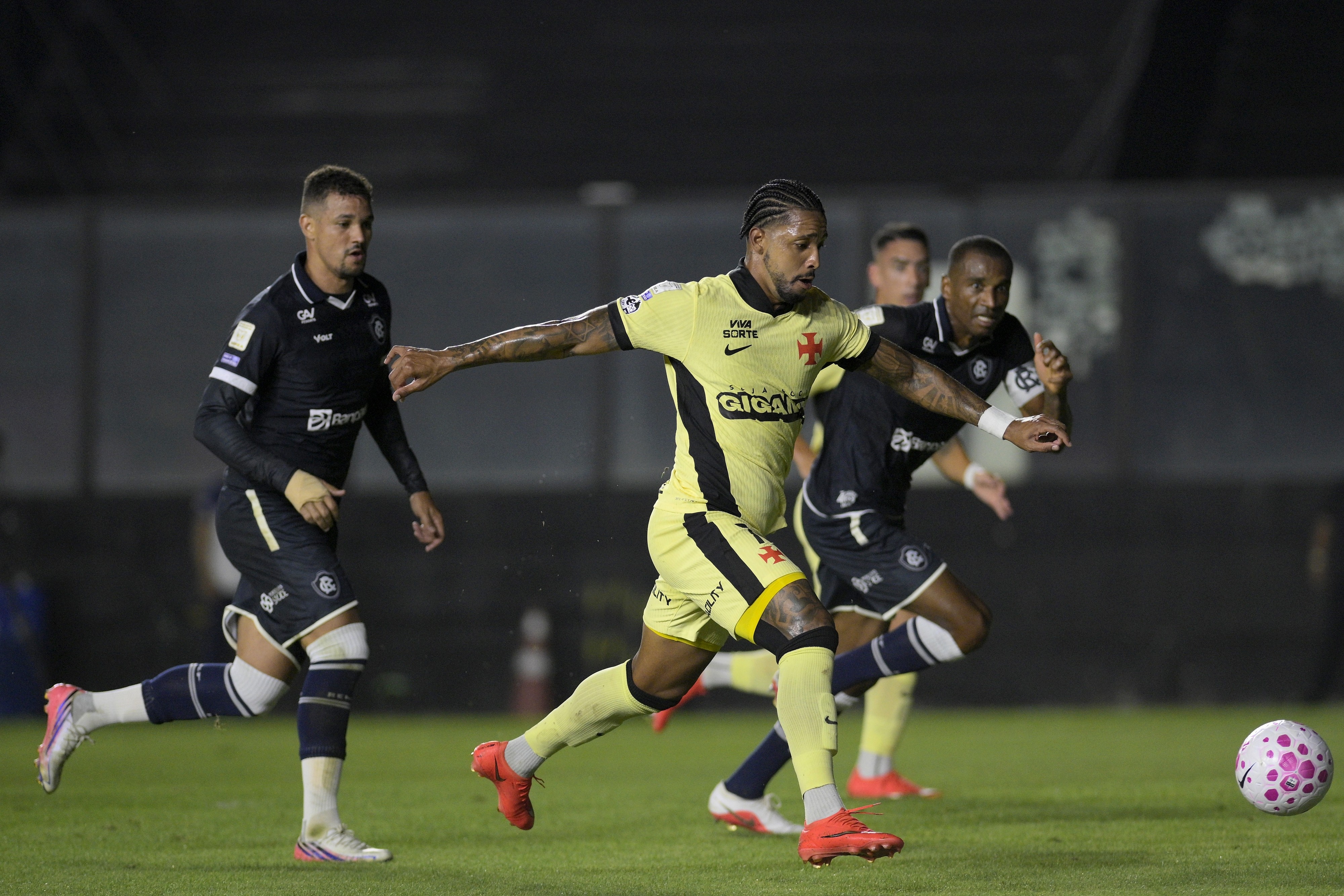 Vasco interrompe sequência positiva no Brasileiro e só empata com o Remo em casa