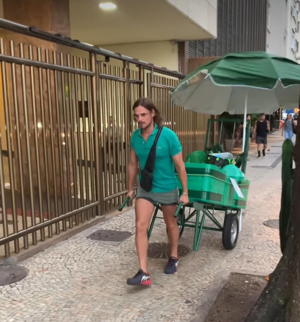 Ator Daniel Erthal vende cerveja nas ruas do Rio — Foto: Instagram