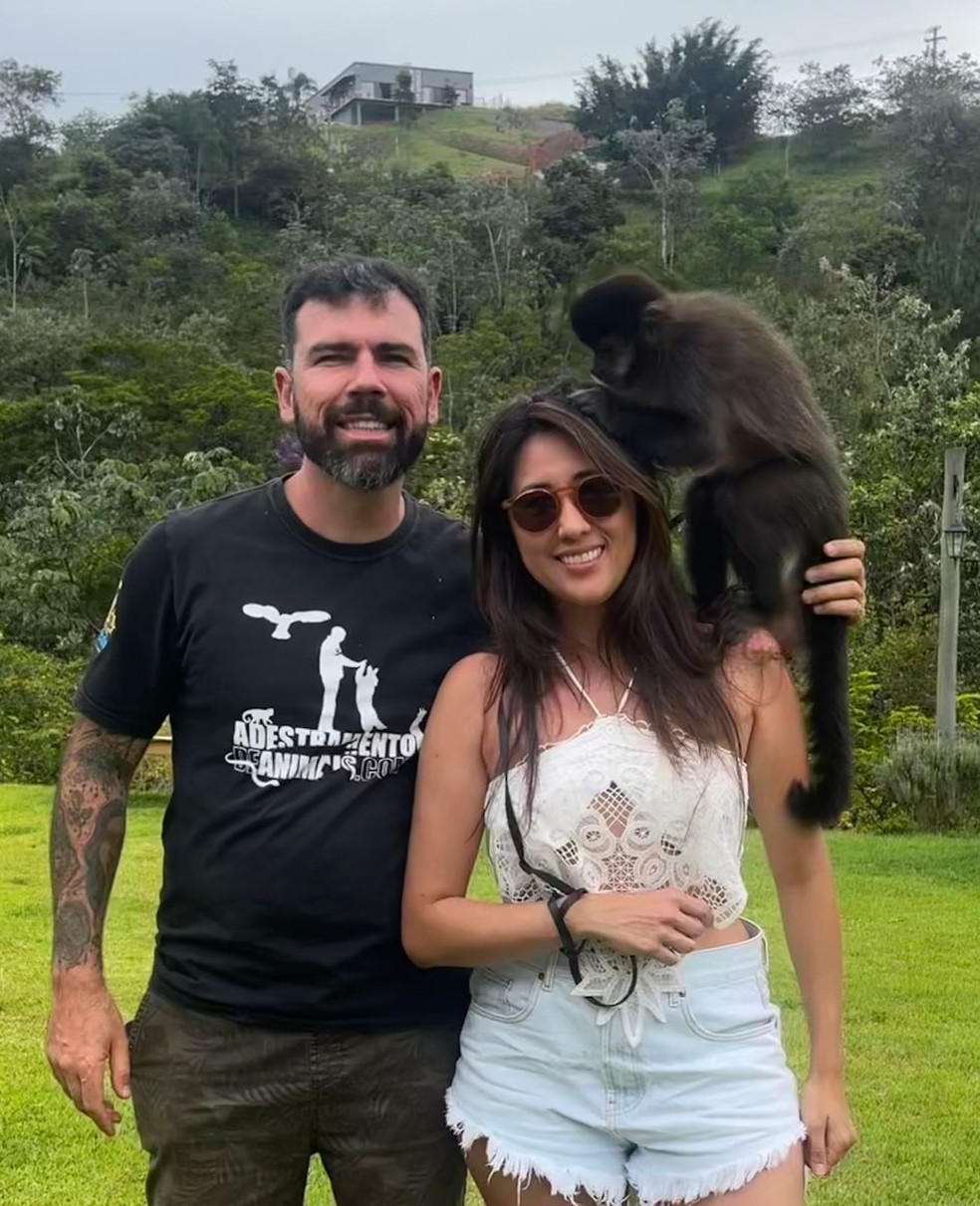 Camila Sayuri com o adestrador André Poloni e o macaco Katu — Foto: Arquivo pessoal