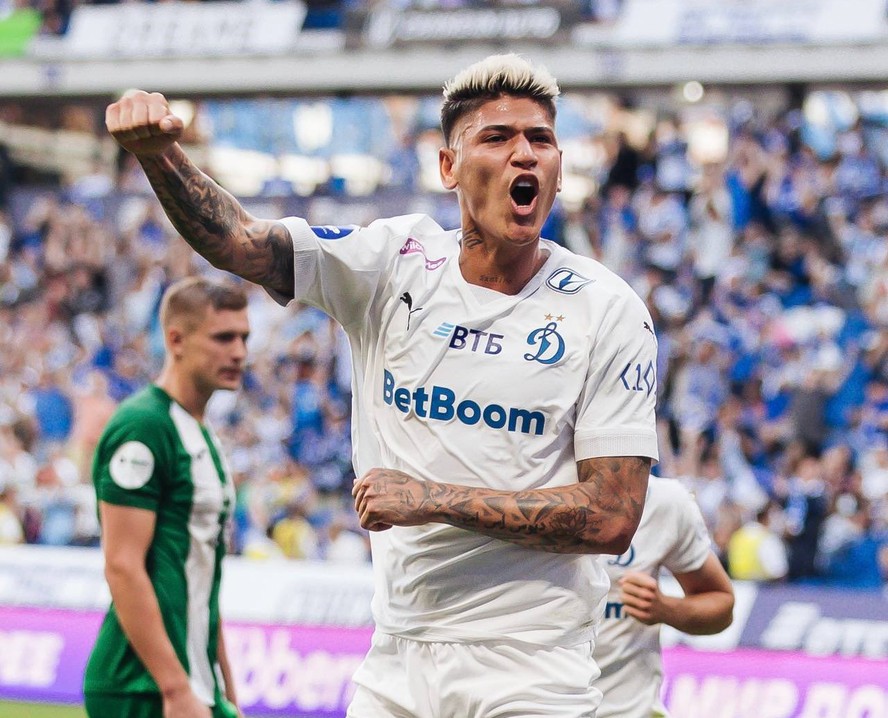 Dinamo Moscú, con Luis Chávez, gana y acaricia el título en la liga de