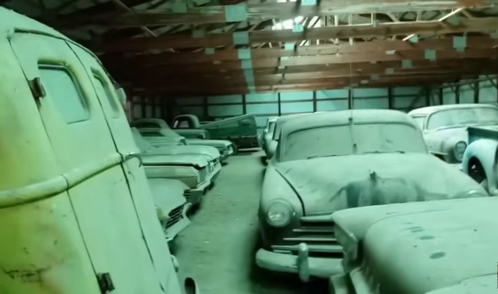 Coleção de carros vintage é achada abandonada em armazém: R$ 15,3 milhões — Foto: Reprodução/YouTube