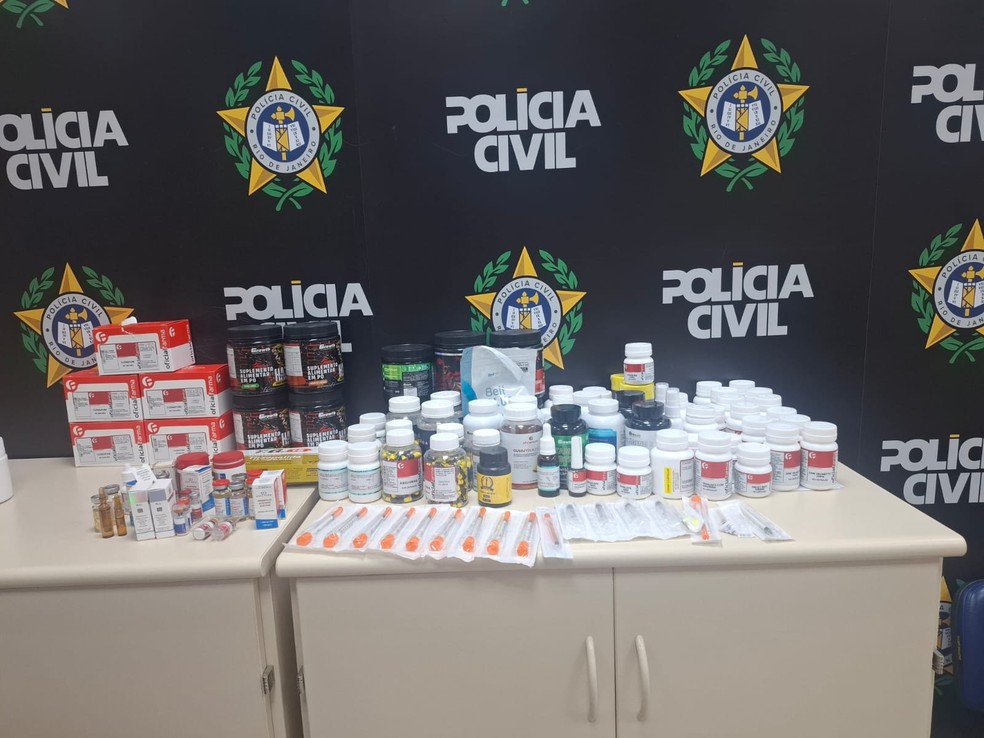 O material apreendido na casa da influenciadora e do marido — Foto: Marcos Nunes/Agência O Globo