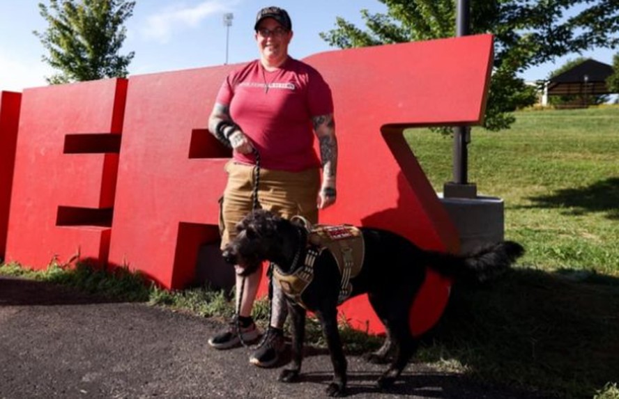 Heather O'brien e seu cão treinando com o programa Dogs 4 valor