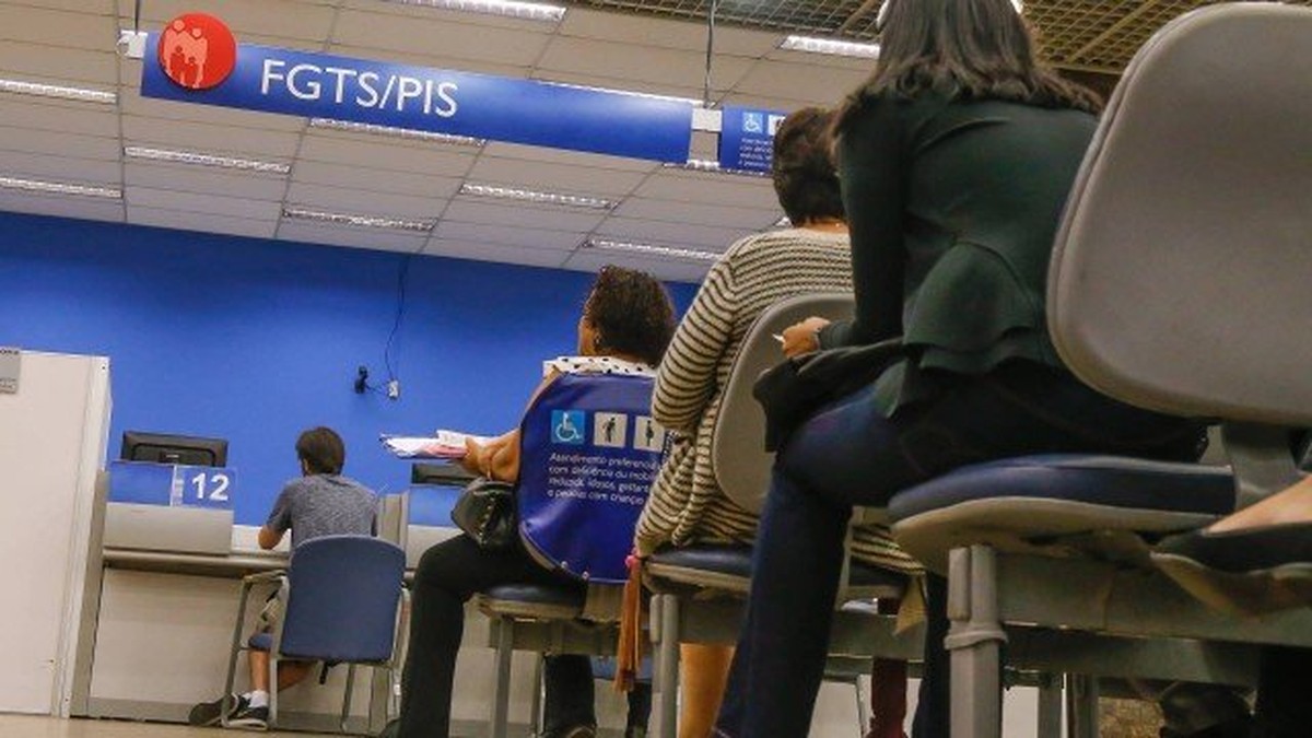 Trabalhador já pode consultar se tem direito ao abono salarial do PIS/Pasep de 2025; confira o calendário