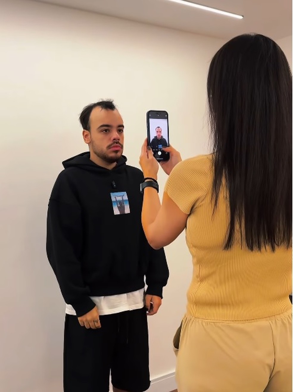 Influenciador Gabriel Rocha faz implante capilar e comemora: 'Em busca ...