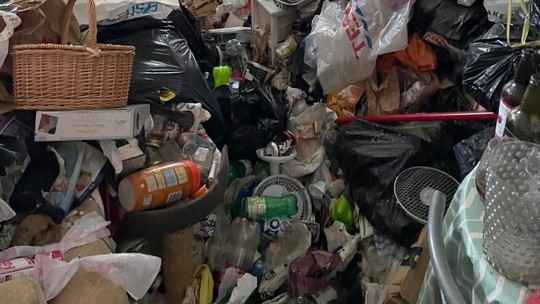 Moradora pede ajuda para limpar a própria casa, considerada a 'mais suja da Grã-Bretanha'