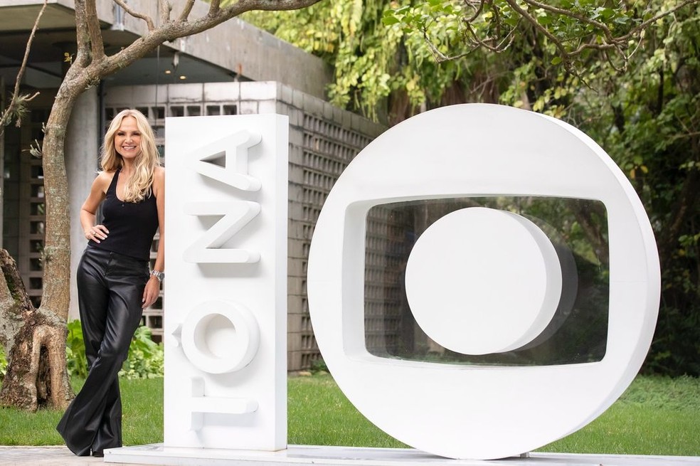 Nova contratada da Globo, Eliana comemora chegada ao Projac, no Rio ...