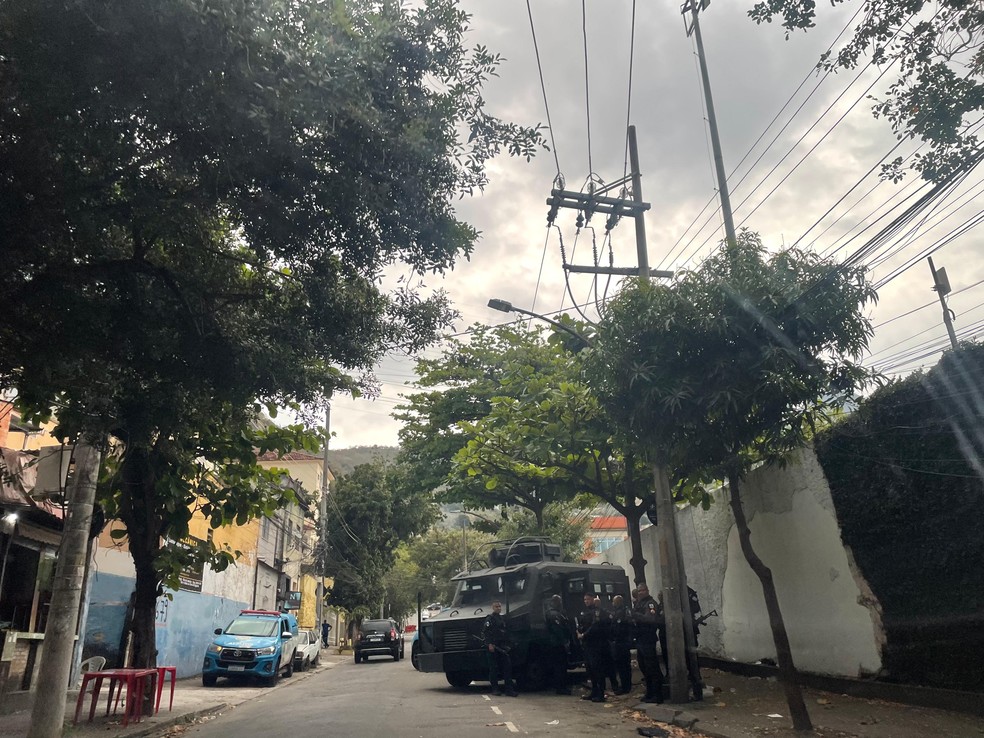 A Rua Leopoldo, um dos acessos ao Morro do Andaraí, patrulhada pelo blindado da Polícia Militar — Foto: Madson Gama
