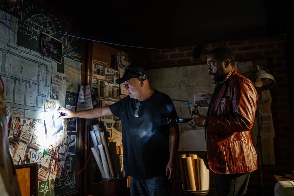 O cineasta Claudio Torres orienta Lázaro Ramos para cena de "Velhos bandidos" — Foto: Laura Campanella/Divulgação