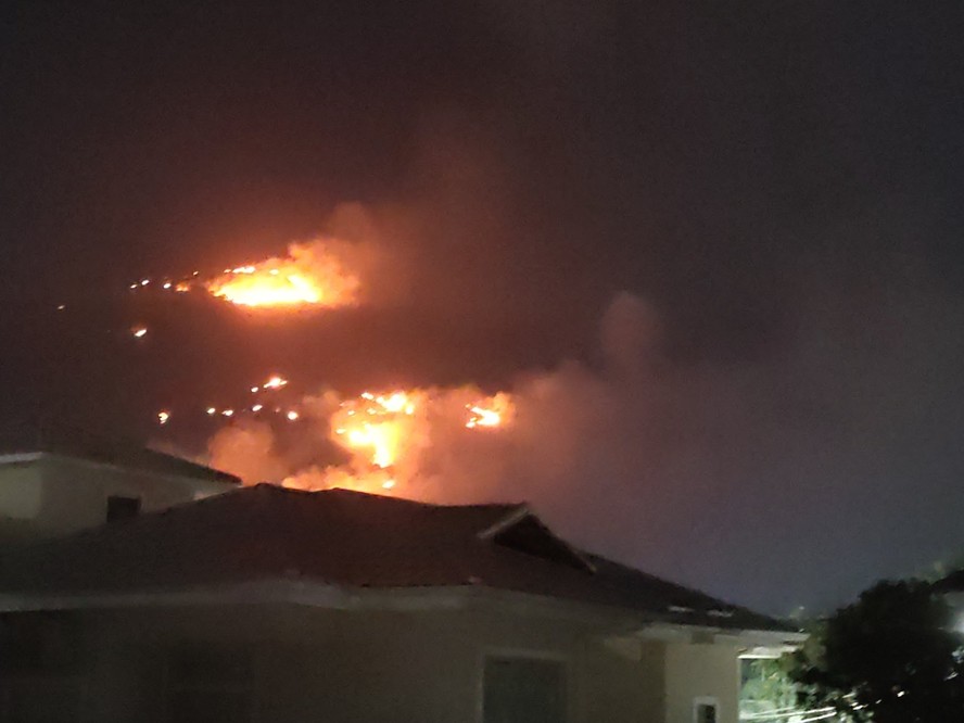 Incêndio em área de mata na região de Campo Grande pode ser visto de longe