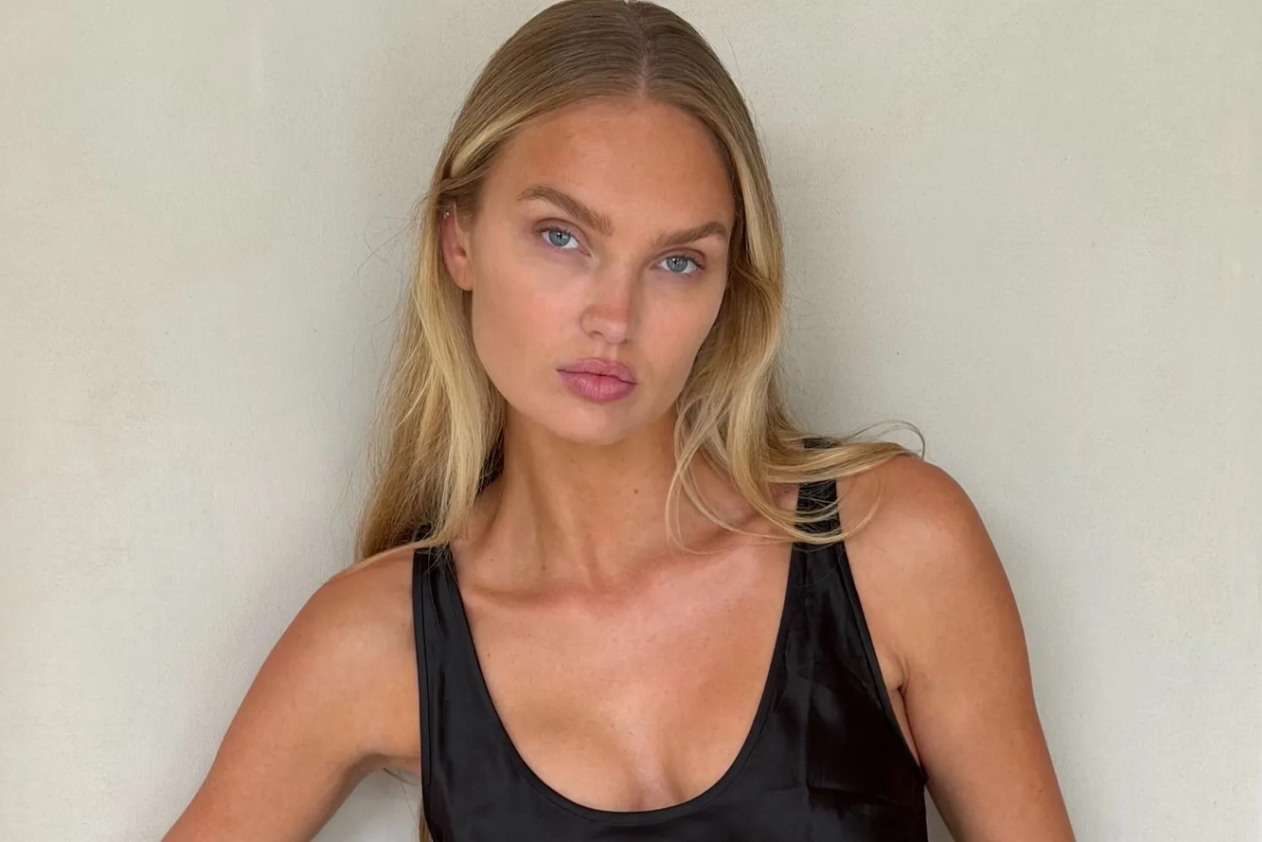 Modelo que tem dois filhos viraliza após ser rejeitada pela Victoria's Secret