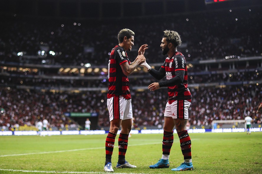 Gabigol e Pedro comemoram um gol do Flamengo