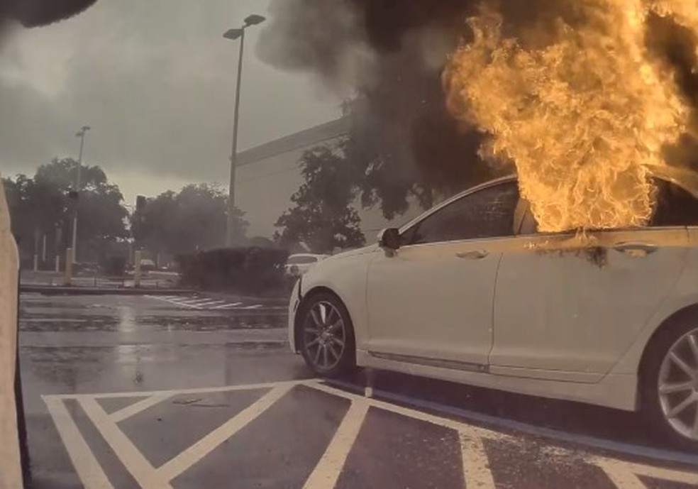 Carro de Alicia Moore em chamas no estacionamento de shopping na Flórida — Foto: Reprodução/Twitter