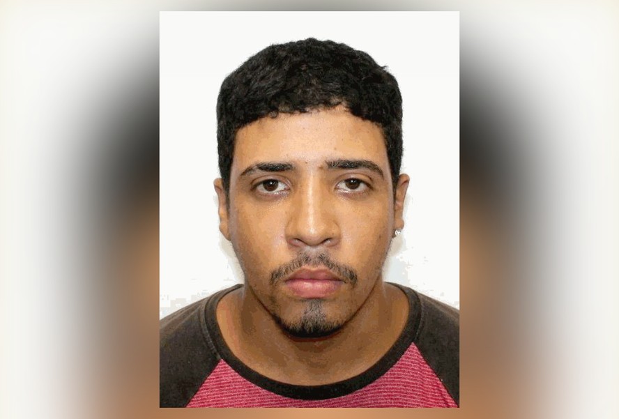 Homem mata ex-namorada e enterra corpo concretado no quintal