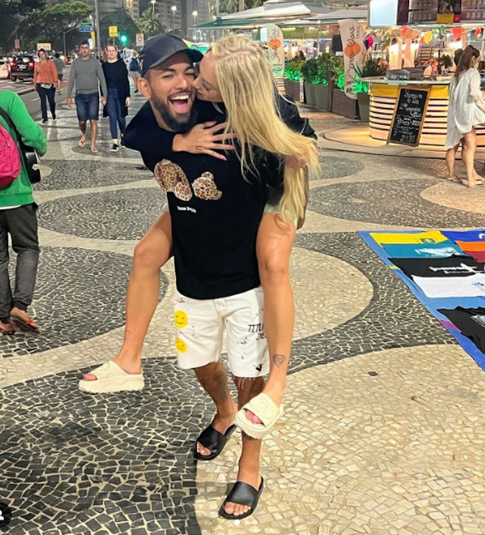 Alisha Lehmann e Douglas Luiz, ex-vasco, reatam namoro — Foto: Reprodução/Instagram