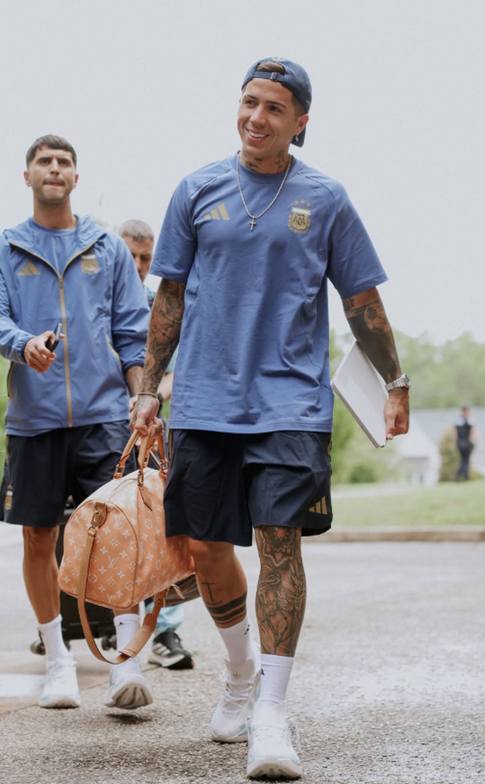 Enzo Fernández e Bolsa Speedy P9 Bandoulière 40 — Foto: AFA