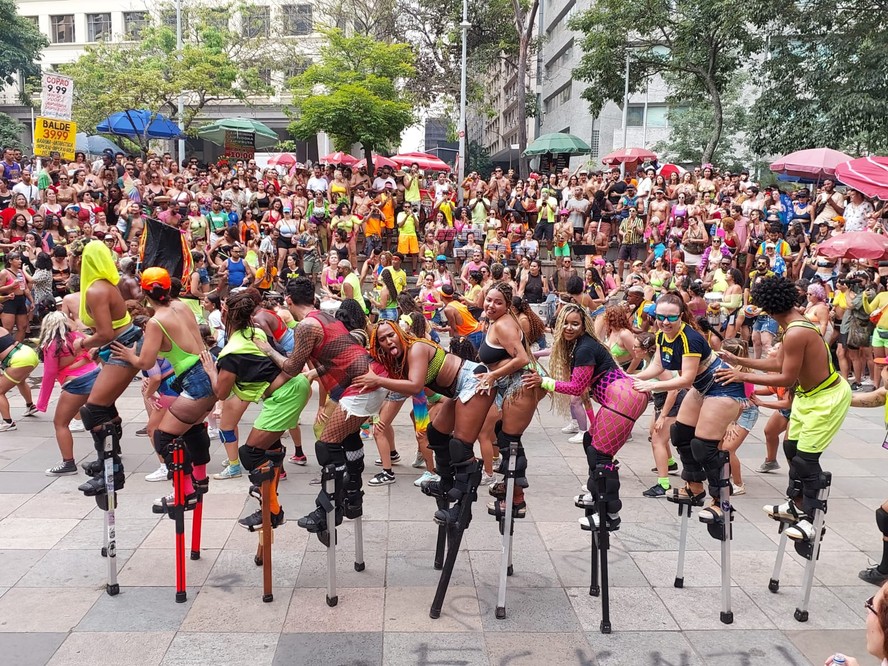 Carnaval começa no ritmo do batidão do funk do Baile Todo, no Centro do Rio