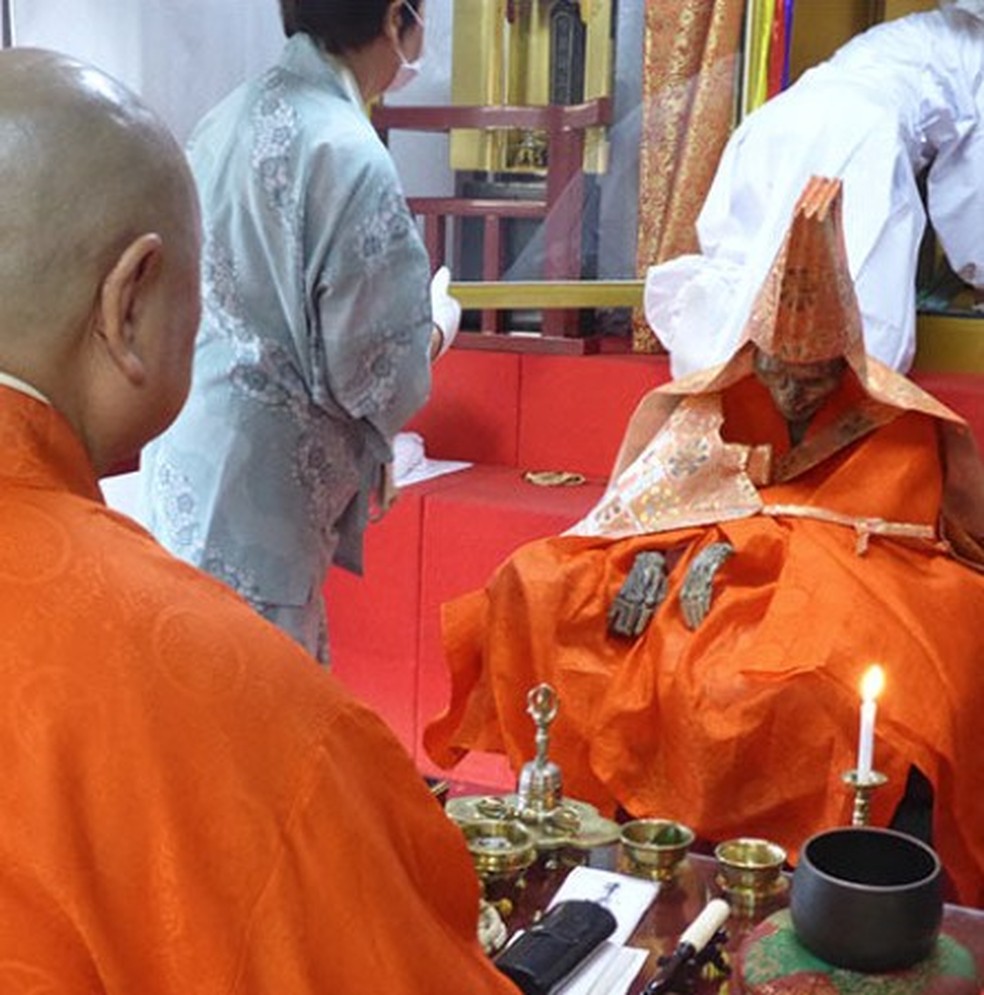 Monge budista mumificado é reverenciado em templo no Japão — Foto: Reprodução/X