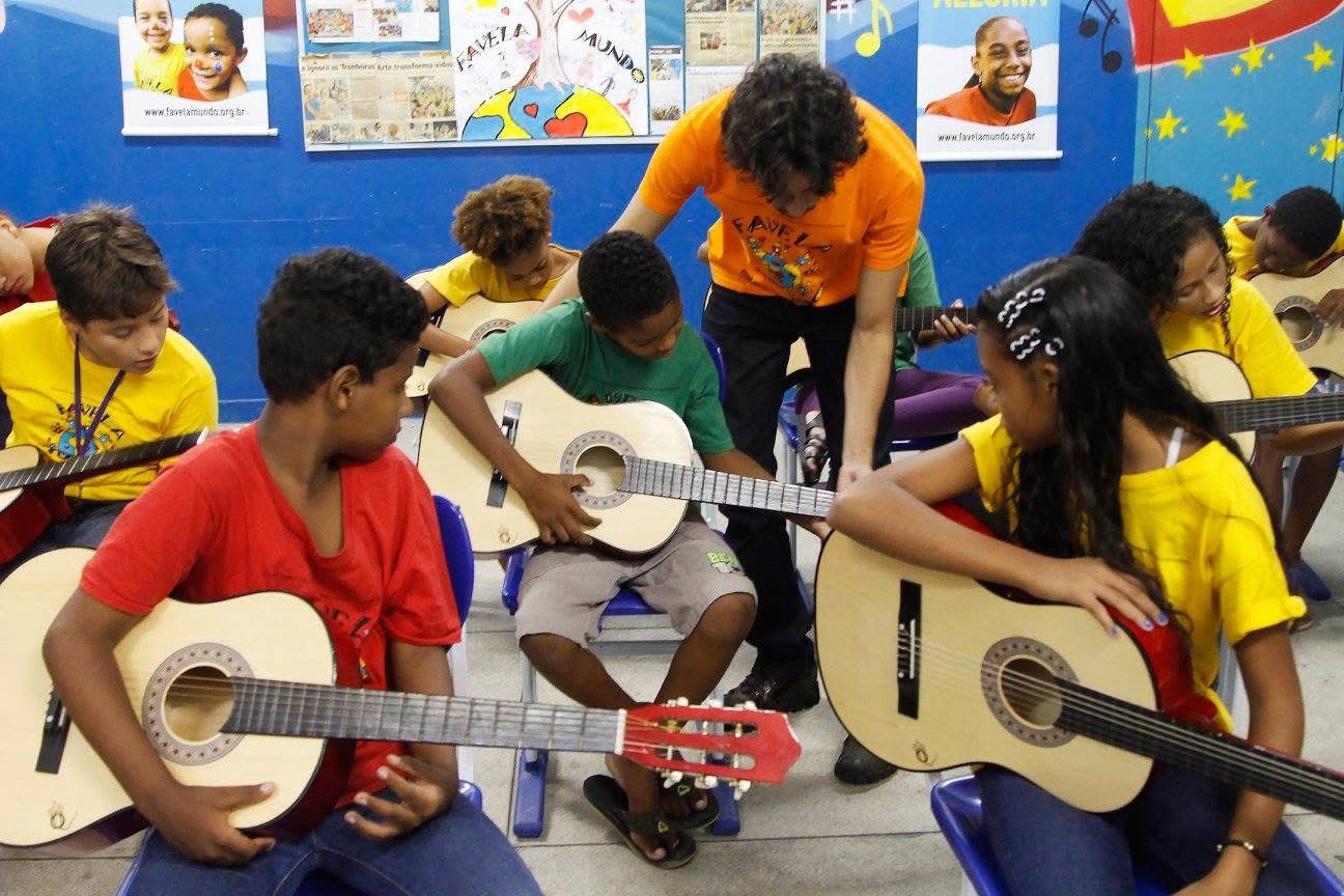 Projeto oferece oficinas gratuitas de teatro, música e dança no contraturno escolar no Caju e na Cidade de Deus