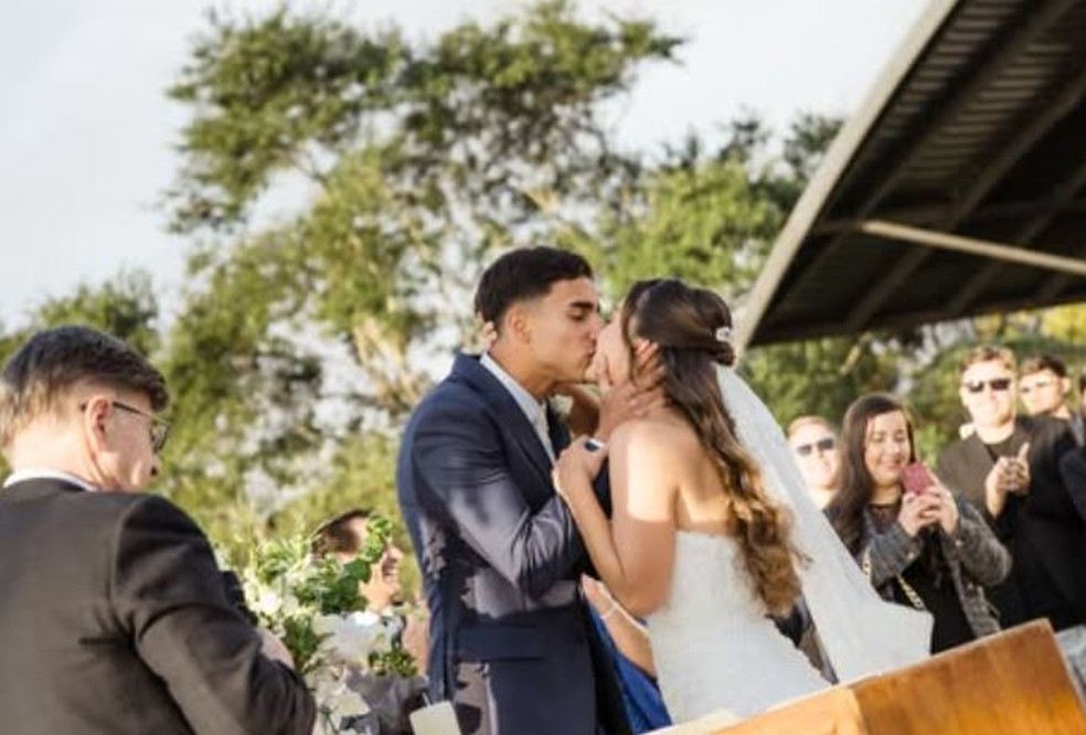 Pedido no deserto e casamento aos 19: o lado romântico de Vitor Reis ...