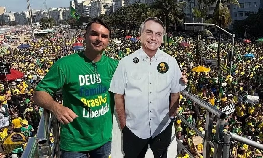 Flávio Bolsonaro com cartaz em tamanho real do pai em ato contra Moraes em Copacabana